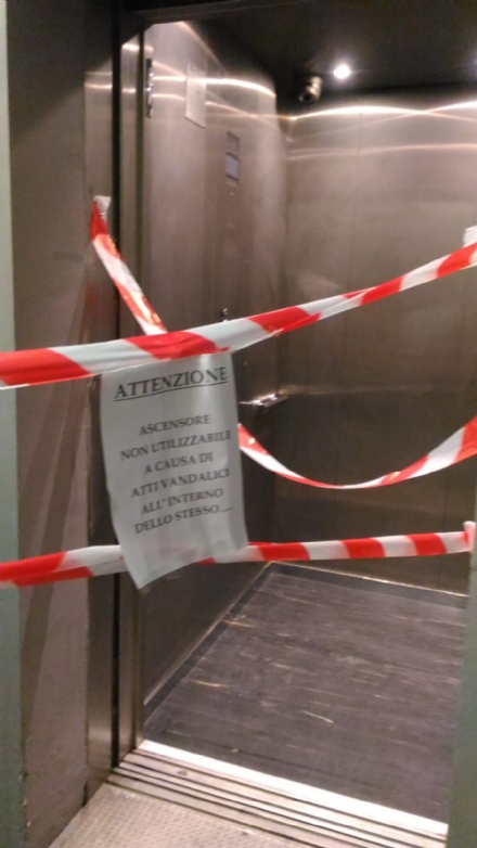 TROFARELLO - Continuano i vandalismi alla stazione: fuori uso l'ascensore