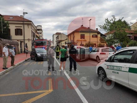 NICHELINO - Paura in via Torino per un incidente con auto ribaltata