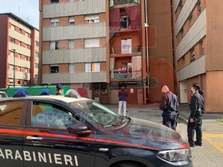 NICHELINO - Protestano i residenti Atc per l'acqua calda che non c'è: arrivano carabinieri e sindaco