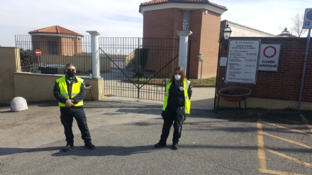 MONCALIERI - Cimiteri presidiati e da ieri chiuso il parcheggio davanti al parco Vallere