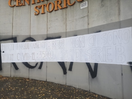 MONCALIERI - Blitz ambientalista dei giovani del Collettivo Supertramp