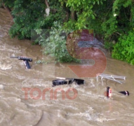 MONCALIERI - La paura al cantiere per la piena del Po: furgone trascinato in acqua