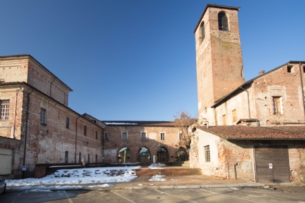 CARMAGNOLA - Comune e carabinieri sventano matrimonio combinato per la cittadinanza a una squillo