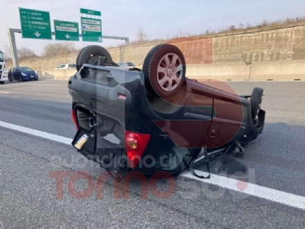 ORBASSANO - Incidente in tangenziale: auto ribaltata e due feriti