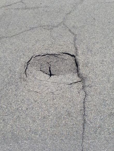 CARMAGNOLA - Cede la strada in via Benso, i residenti chiedono rapida manutenzione