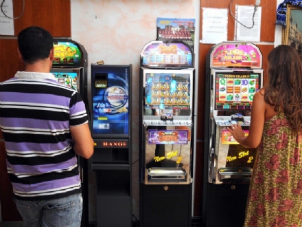 CARMAGNOLA - Minorenni giocano alle slot: carabinieri multano quattro sale giochi