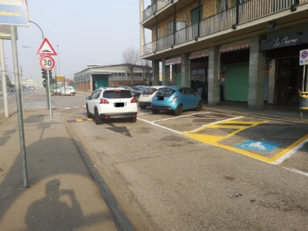 NICHELINO - DIetrofront del Comune: sul vialetto parallelo a strada Torino si torna a viaggiare come prima
