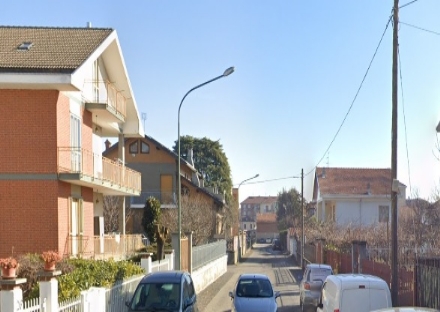 ORBASSANO - Pali della luce pericolanti in via Manzoni, via alla sostituzione