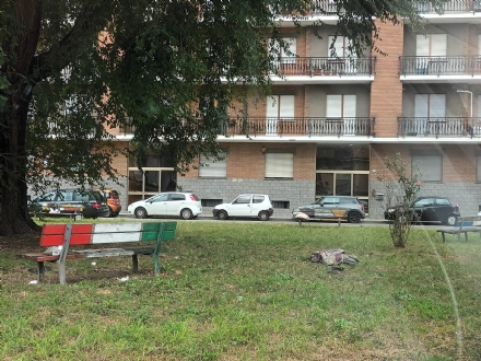 MONCALIERI - Rifiuti abbandonati e puzza di urina in via Montenero e XXIV Maggio: la rabbia dei residenti