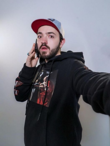 VINOVO - Davide D'Urso e lo spettacolo in piazza Rey: in scena il comico-social che fa il verso a Torinesi