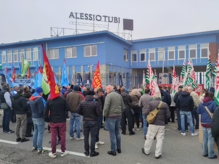 LA LOGGIA - Centinaia di lavoratori in picchetto davanti la Alessio Tubi per chiedere più sicurezza