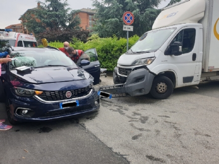 BEINASCO - Scontro in via San Giacomo: un ferito in ospedale