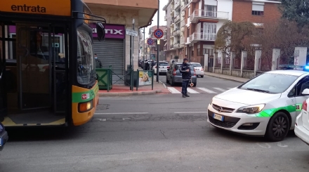 NICHELINO - Parcheggio selvaggio in via Juvarra: l'autobus resta fermo per mezz'ora