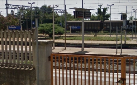 TROFARELLO - Si arrampica su un treno merci per un gioco stupido e prende la scossa sfiorando i fili