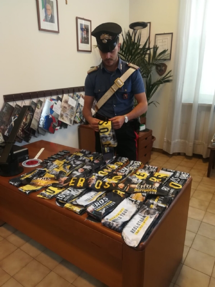 NICHELINO - Vendevano merchandising di Eros abusivamente: denunciati
