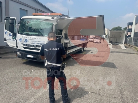 MONCALIERI - Spaventoso incidente, carroattrezzi sventrato dalla sponda di un furgone - FOTO