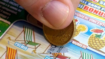 MONCALIERI - Furto in edicola in via Cavour, rubati gratta e vinci per mille euro