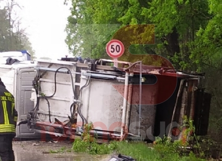 NICHELINO - Perde il controllo del camion raccolta rifiuti e si ribalta sulla provinciale