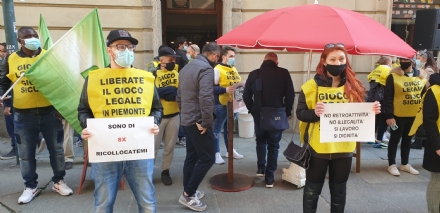 SLOT MACHINE - Diversi lavoratori della cintura sud nella manifestazione pro Videopoker