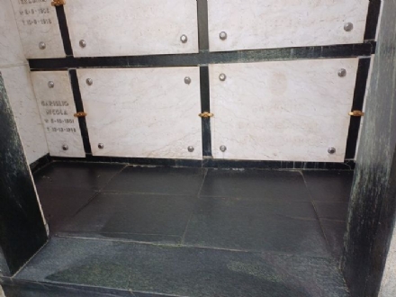 PIOBESI - Ladri al cimitero rubano le composizioni di fiori dalle tombe
