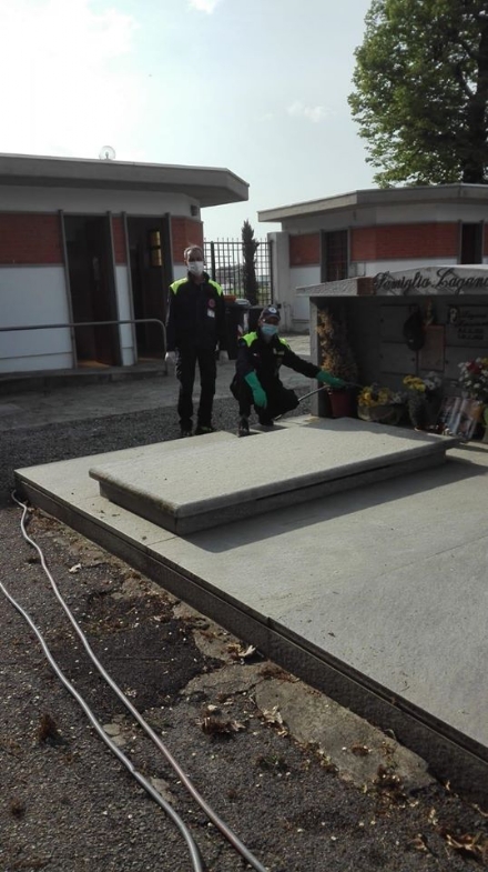 CANDIOLO - Cimitero chiuso, la protezione civile si prende cura delle tombe