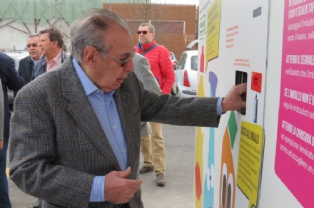 NICHELINO - Inaugurato al Carrefour "Mister pack" il nuovo punto per buttare la plastica, guadagnando.