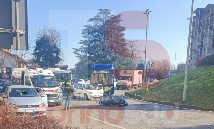 NICHELINO - Scontro in largo Delle Alpi: coinvolte due auto e una motocicletta