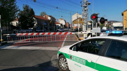 NICHELINO - Paura nella notte di venerdì: mezzo ferroviario passa di notte con il passaggio a livello aperto