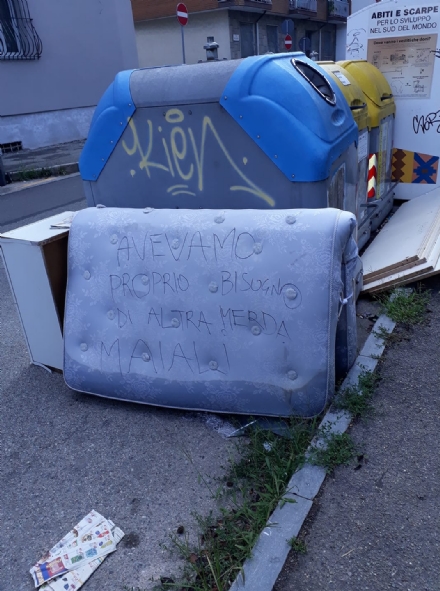 NICHELINO - Lasciano i rifiuti per strada e qualcuno scrive 'Maiali' su un materasso abbandonato