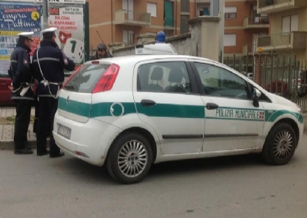 MONCALIERI - Pesta il ristoratore, poi ritorna e la polizia locale scopre che era ricercato per atti osceni
