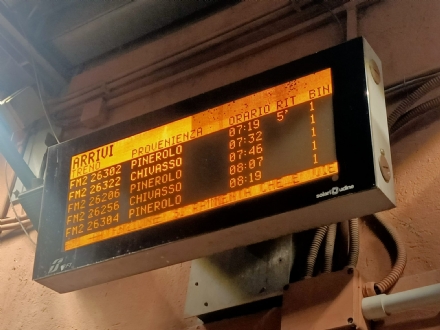 TRENI - I pendolari della Torino-Pinerolo chiedono una posizione di forza ai Comuni nei confronti di Ferrovie
