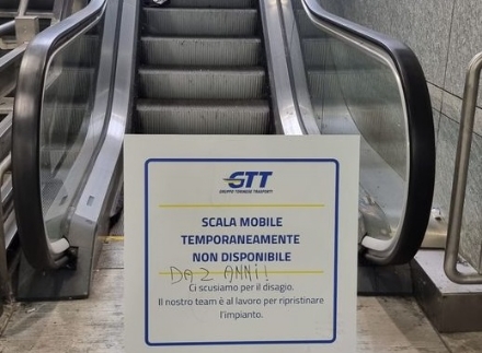 MONCALIERI - Scala mobile metro Bengasi ferma, cartello di scuse Gtt ma qualcuno scrive 'Sono due anni'