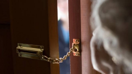 MONCALIERI - I truffatori finti vigili rubano anche la fede nuziale di un'80enne