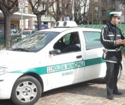 BEINASCO - Pizzicato a scaricare i mobili vecchi dopo un trasloco, multato dalla polizia locale