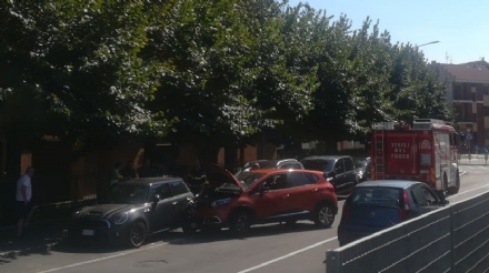 MONCALIERI - Perde il controllo dell'auto e si schianta in via Stupinigi