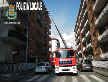NICHELINO - Incendio in una mansarda, evacuato palazzo in via Di Nanni