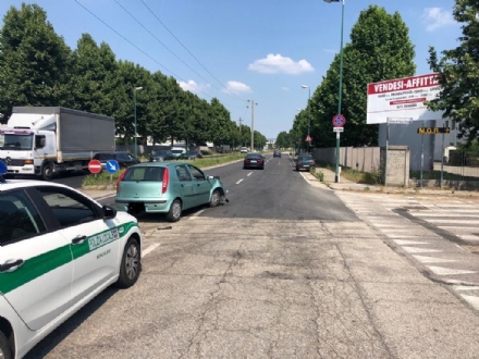 MONCALIERI - Provoca un incidente e guida con una patente falsa: denunciato