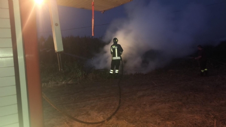 CARMAGNOLA - Incendio lungo via Sommariva: potature e sfalci dati alle fiamme