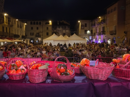 CARMAGNOLA - Dieci giorni alla Fiera del Peperone e quest'anno anche un 'processo' all'ortaggio