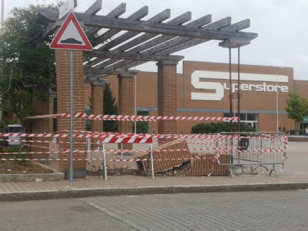 MONCALIERI - Camion sbaglia manovra e abbatte parte del porticato in piazza Mollo