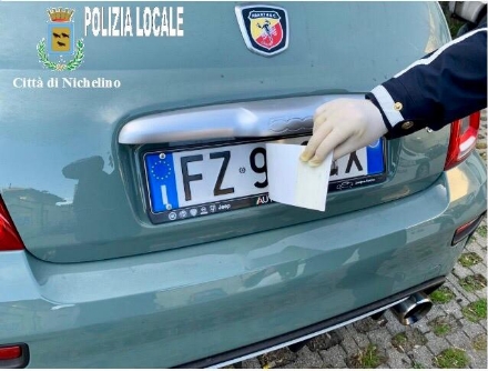 NICHELINO - Un adesivo sulla targa dell'auto rubata per cambiarne i numeri: scopre tutto la polizia locale