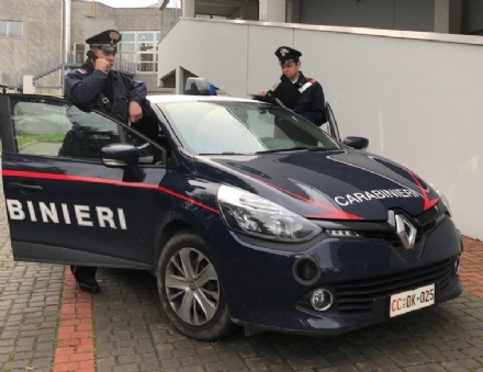 TROFARELLO - Trova il marito a letto con la baby sitter e dà di matto: arrivano i carabinieri
