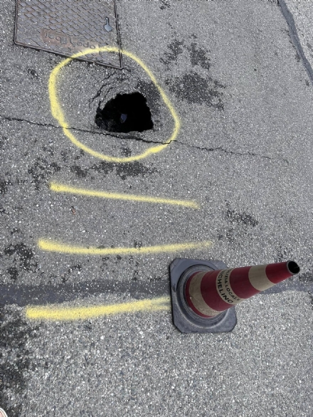 NICHELINO - Ennesima voragine si apre sulle strade del Comune, ultimo caso in via Lagrange