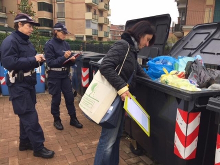 BEINASCO - Controlli dei vigili nei condomini per multare chi non fa la raccolta differenziata