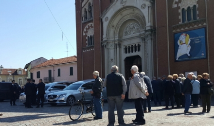 ORBASSANO - Grande partecipazione ai funerali dei due anziani trovati morti in casa