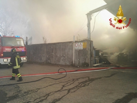 ORBASSANO-TORINO - Incendio strada del Portone, Arpa assicura: «Aria non inquinata»