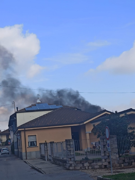 CANDIOLO - Incendio in un giardino privato: a fuoco una legnaia