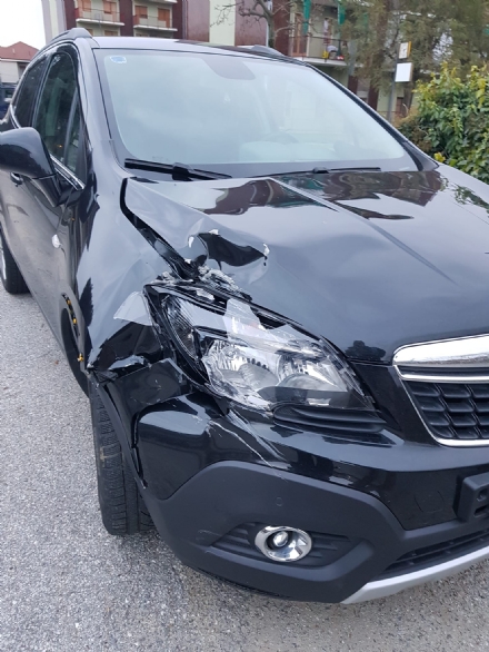 MONCALIERI - Il camioncino sbaglia uscita della tangenziale, fa retromarcia colpendo un'auto e scappa