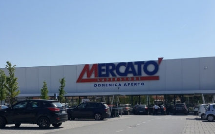 PIOSSASCO - Taccheggiatori in azione al Mercatò di Piossasco. Tre ladri in fuga dopo il furto