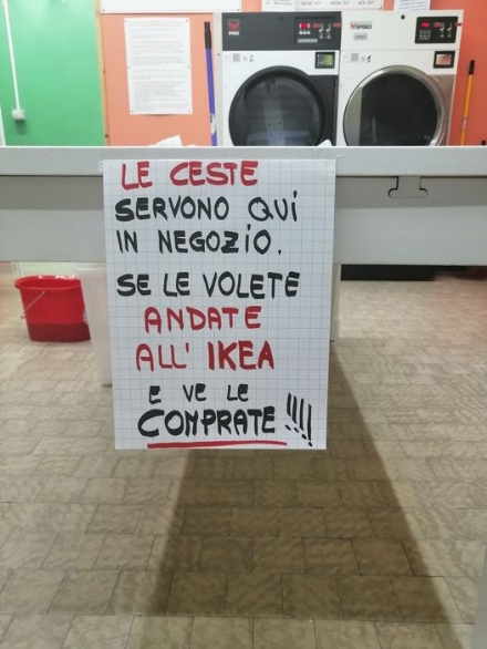 PIOSSASCO - Rubano persino le ceste nella lavanderia a gettoni e la proprietaria sbotta: Andate all'Ikea a comprarle
